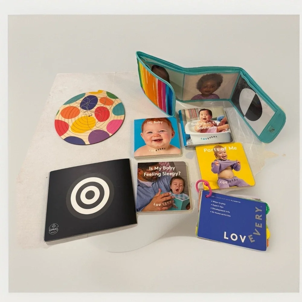 Lovevery The Looker Play Kit 0-2 Months Montessori Baby Toy Set Mobile Books
